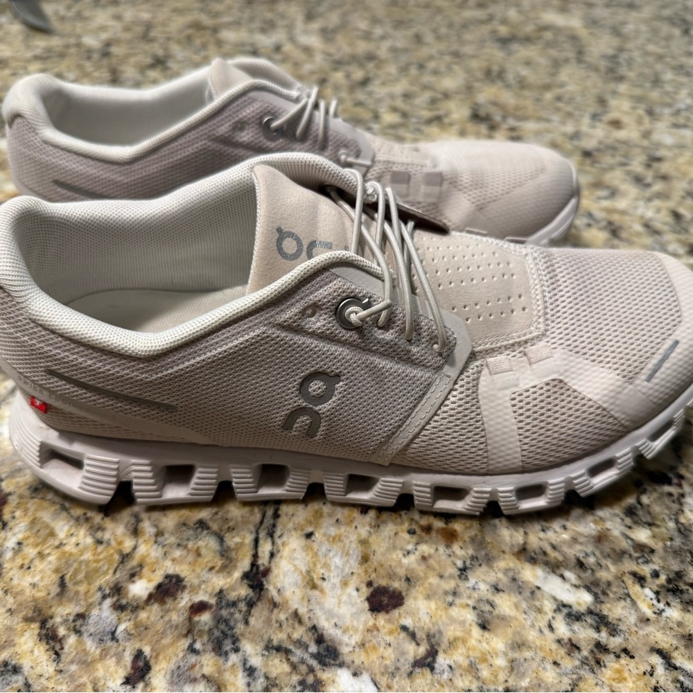 On Women's Cloud 5 Shoes Size 8 Pearl